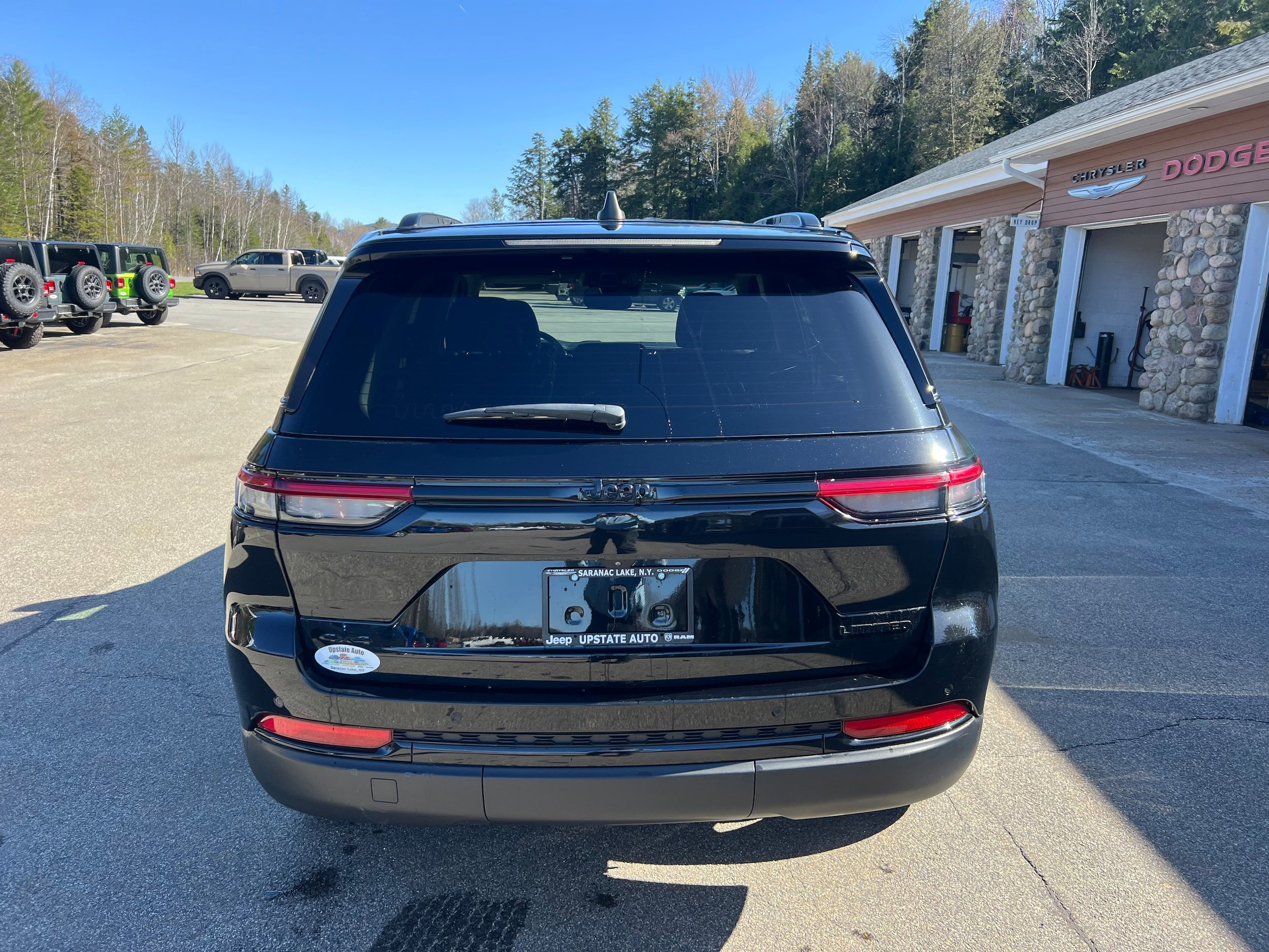 Used 2023 Jeep Grand Cherokee Limited w/ Black Appearance Package AWD/4WD image 6