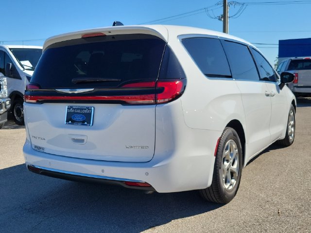 Used 2024 Chrysler Pacifica Limited w/ Uconnect Theater Family Group FWD image 6