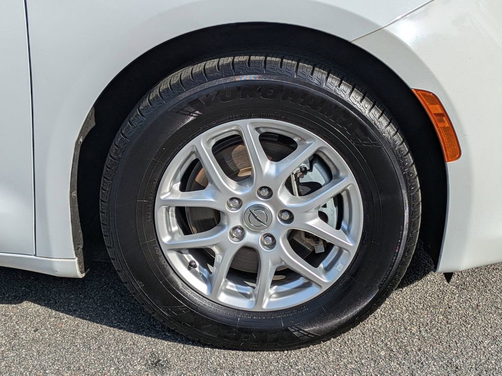 Used 2023 Chrysler Voyager LX image 12