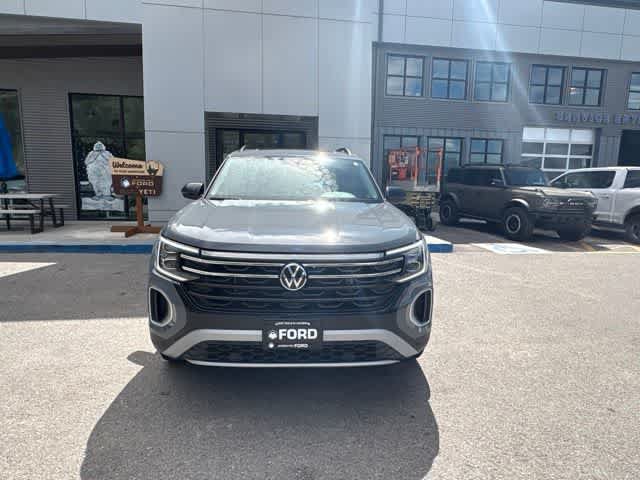 Used 2024 Volkswagen Atlas Peak Edition SE AWD/4WD image 2