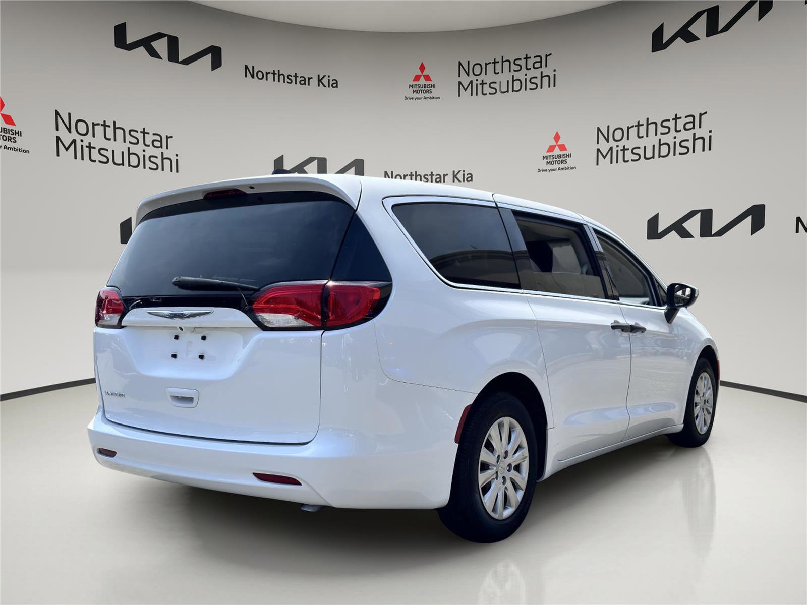 Used 2020 Chrysler Voyager L image 4