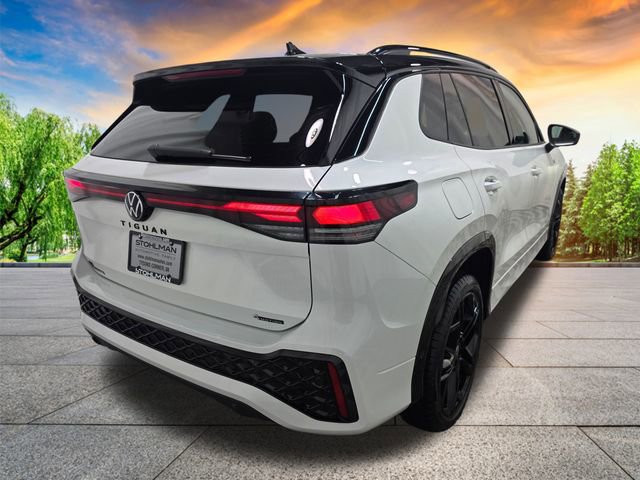 Certified 2025 Volkswagen Tiguan SE R-Line image 4