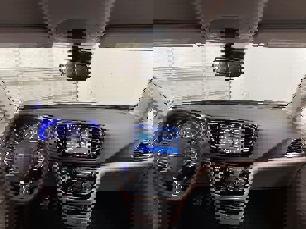 Used 2024 Chrysler Pacifica Touring-L image 12
