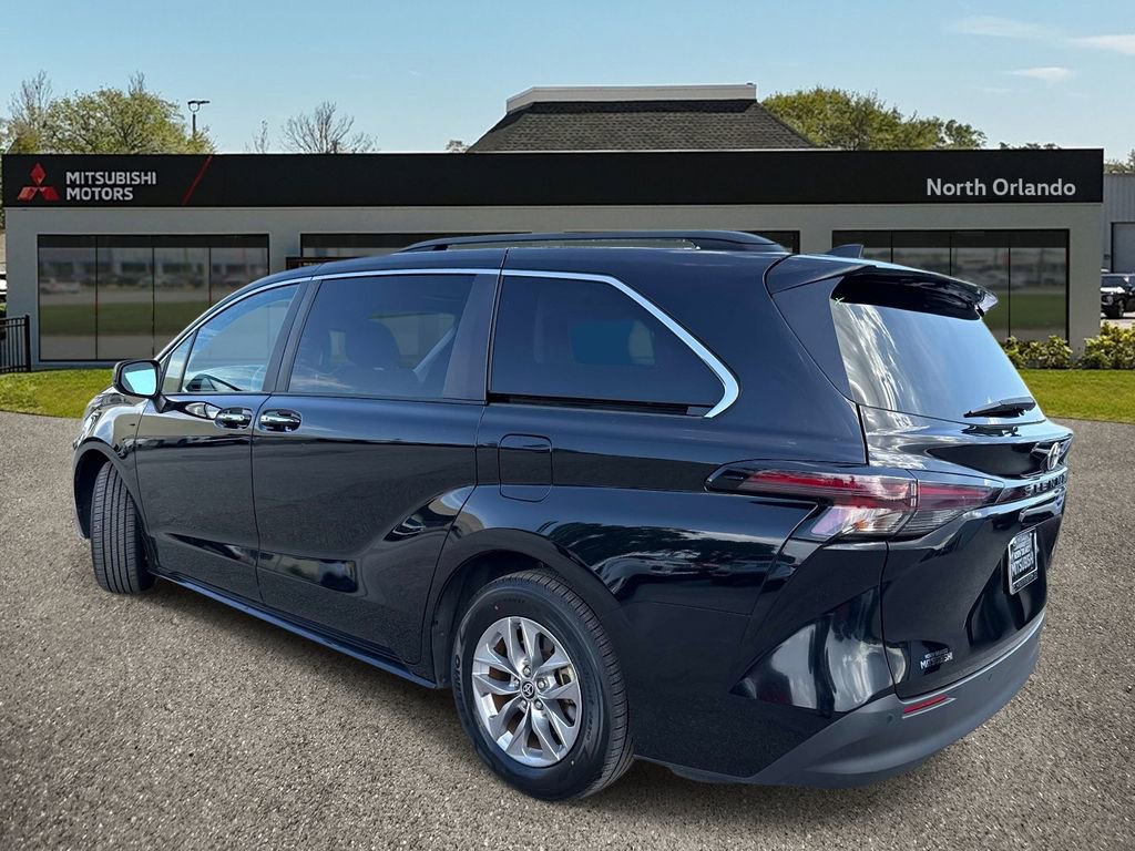 Used 2024 Toyota Sienna XLE FWD image 3