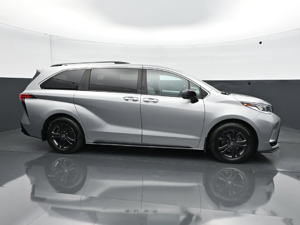 Used 2024 Toyota Sienna XSE AWD/4WD image 8