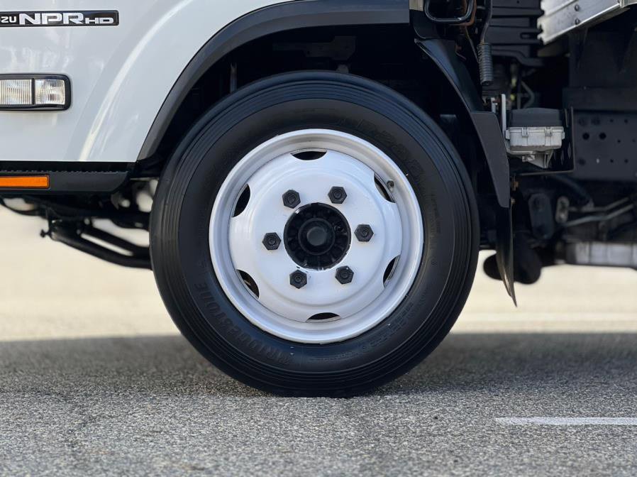 Used 2019 Isuzu NPR image 34