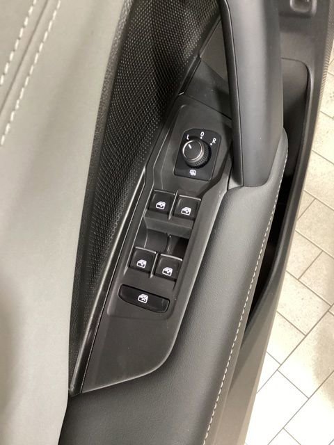 Used 2025 Volkswagen Tiguan SE R-Line AWD/4WD image 19