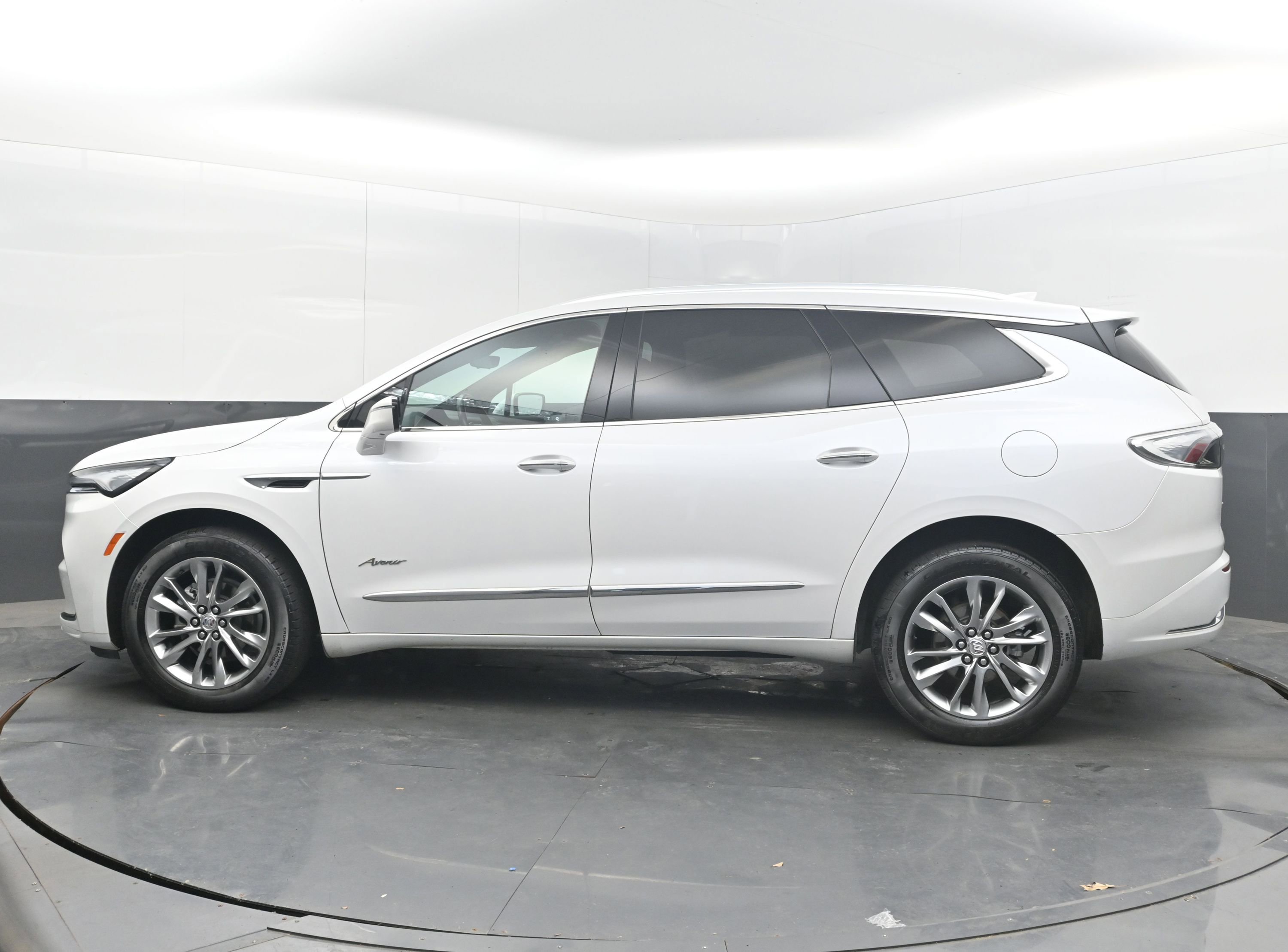 Used 2024 Buick Enclave Avenir FWD image 7