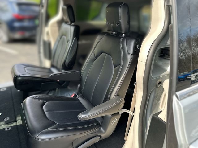 Used 2024 Chrysler Pacifica Touring-L image 22