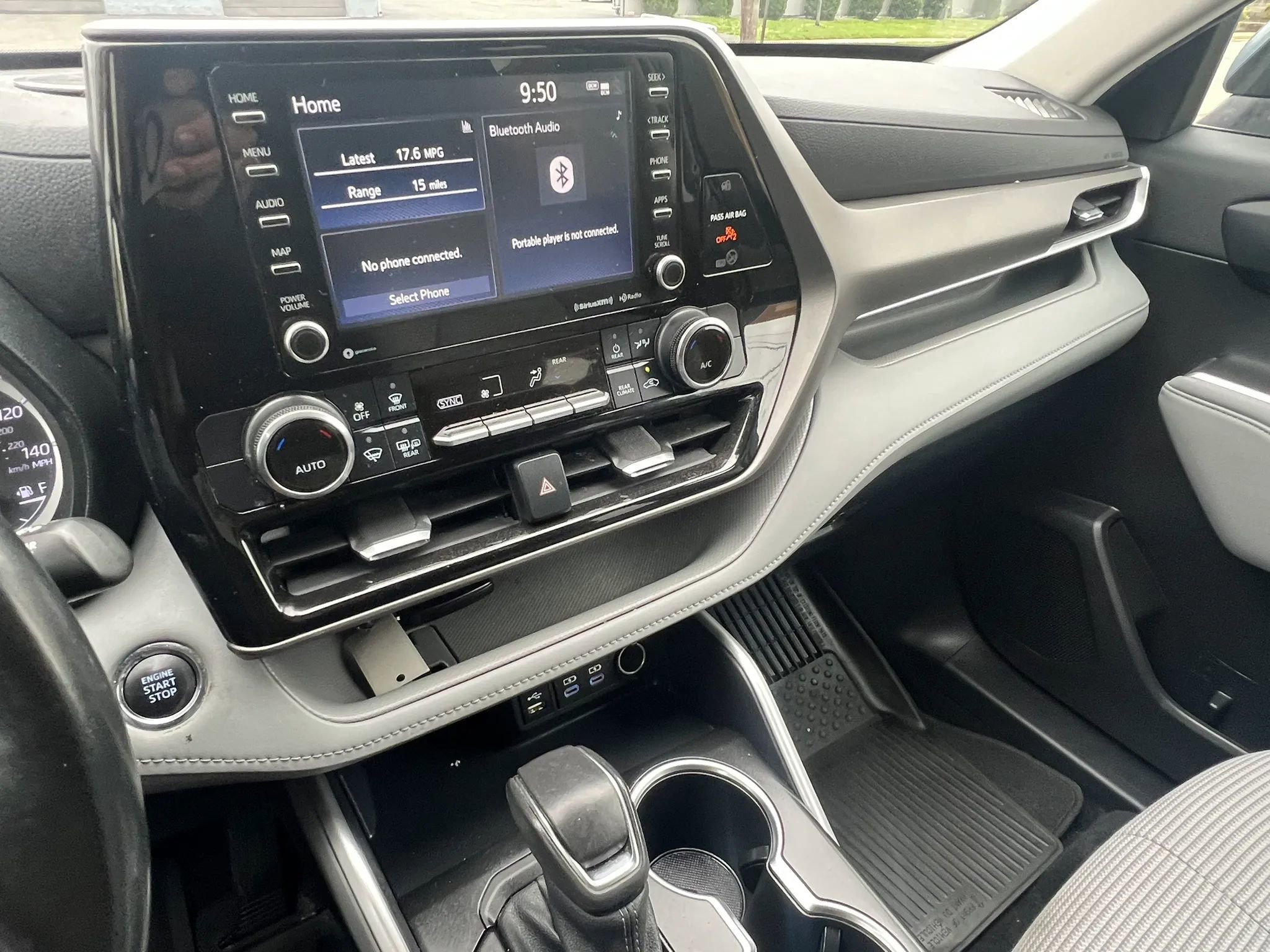 Used 2022 Toyota Highlander LE AWD/4WD image 24