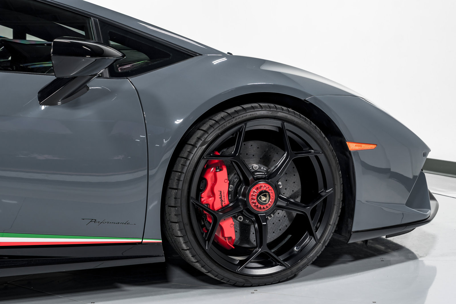 Used 2018 Lamborghini Huracan Performante AWD/4WD image 44