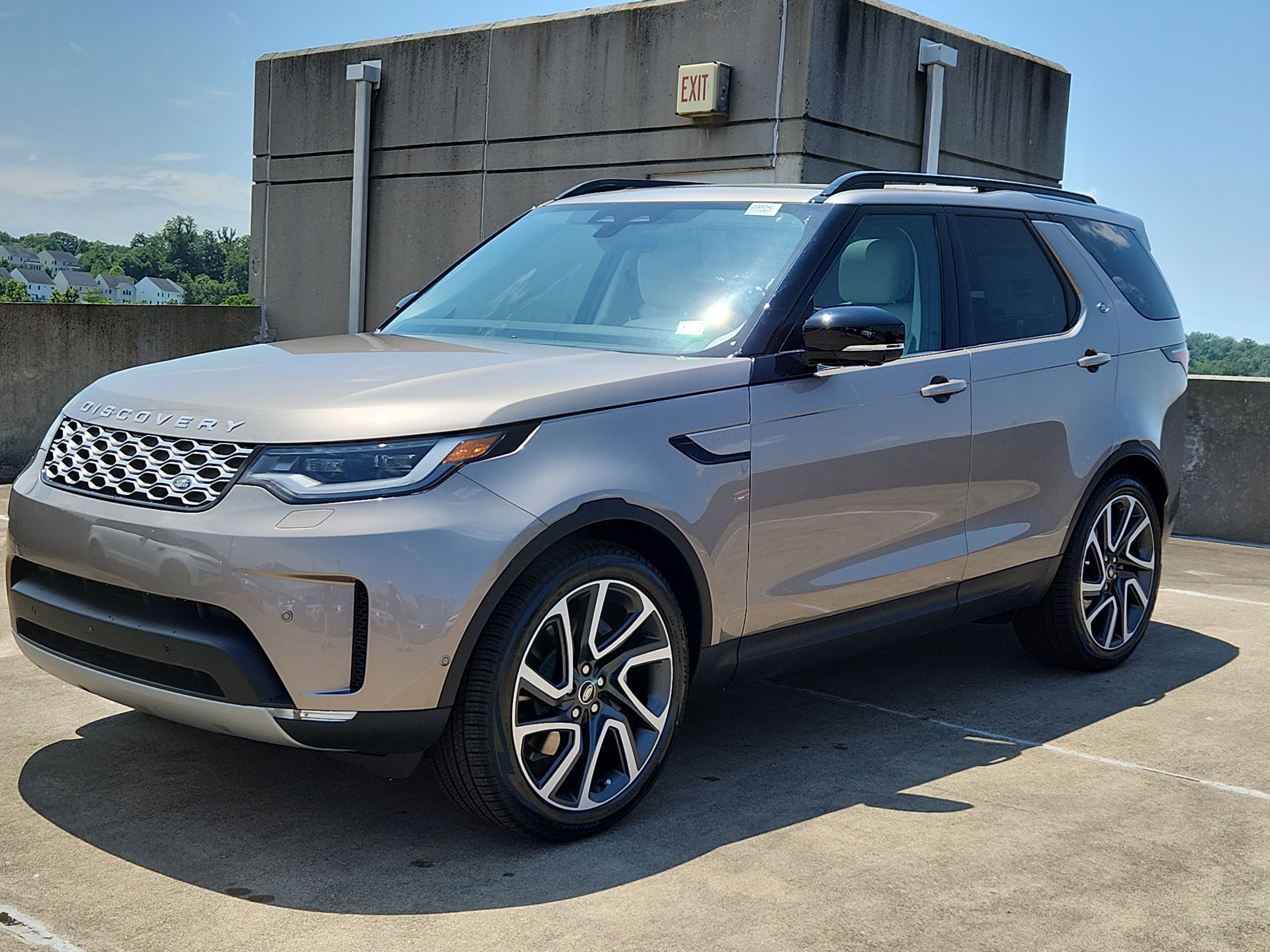 New 2025 Land Rover Discovery S image 1