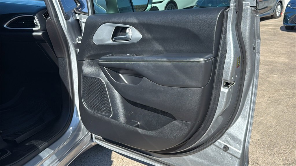 Used 2020 Chrysler Pacifica Touring-L Plus image 31