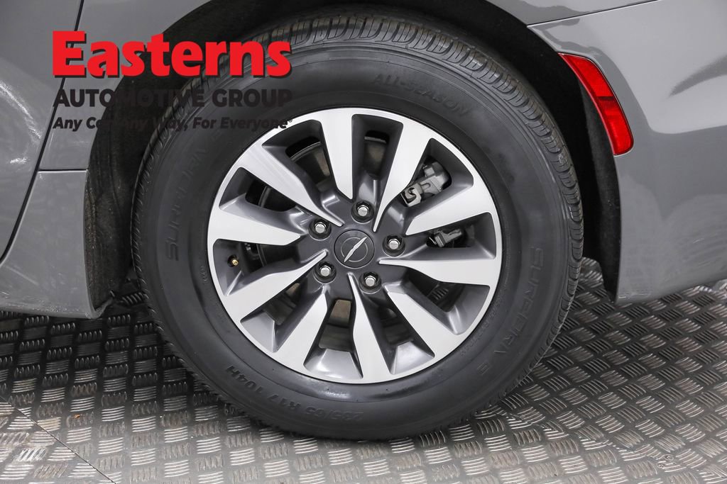 Used 2022 Chrysler Pacifica Touring-L image 34