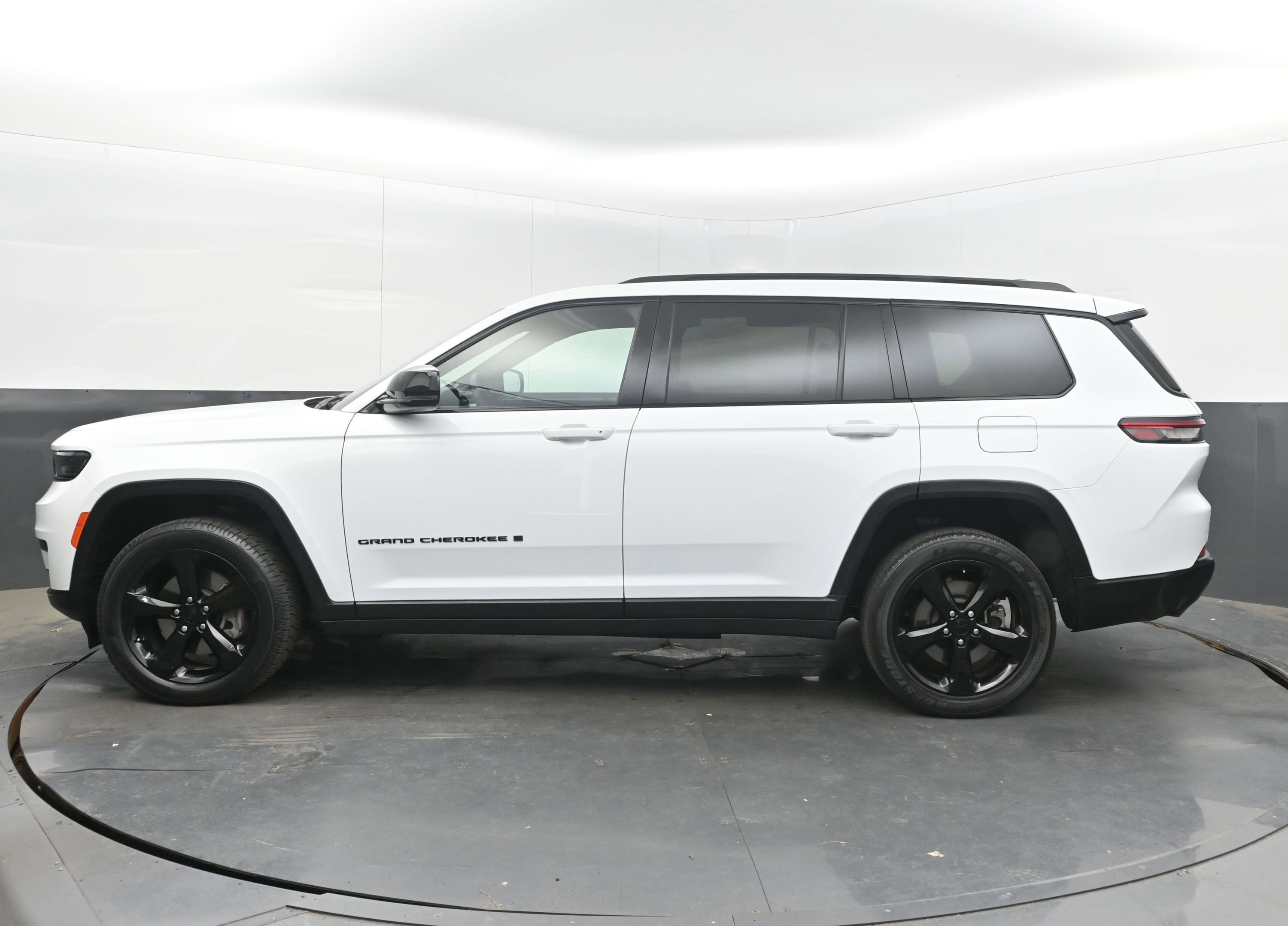Used 2024 Jeep Grand Cherokee L Laredo image 5
