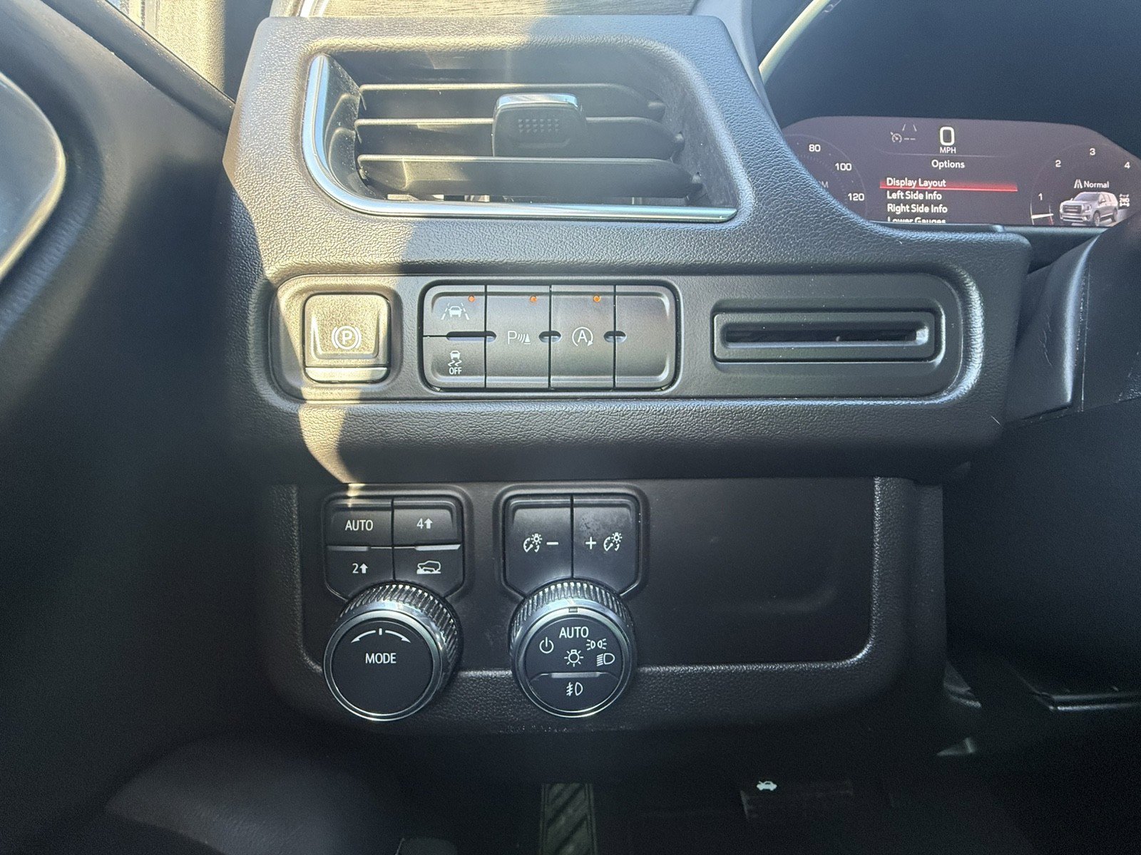 Used 2024 GMC Yukon SLT image 24