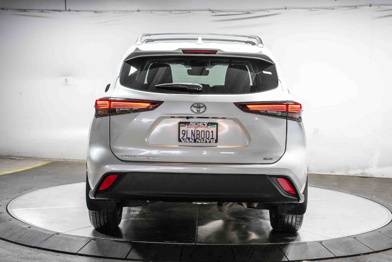 Used 2024 Toyota Highlander XLE FWD image 7