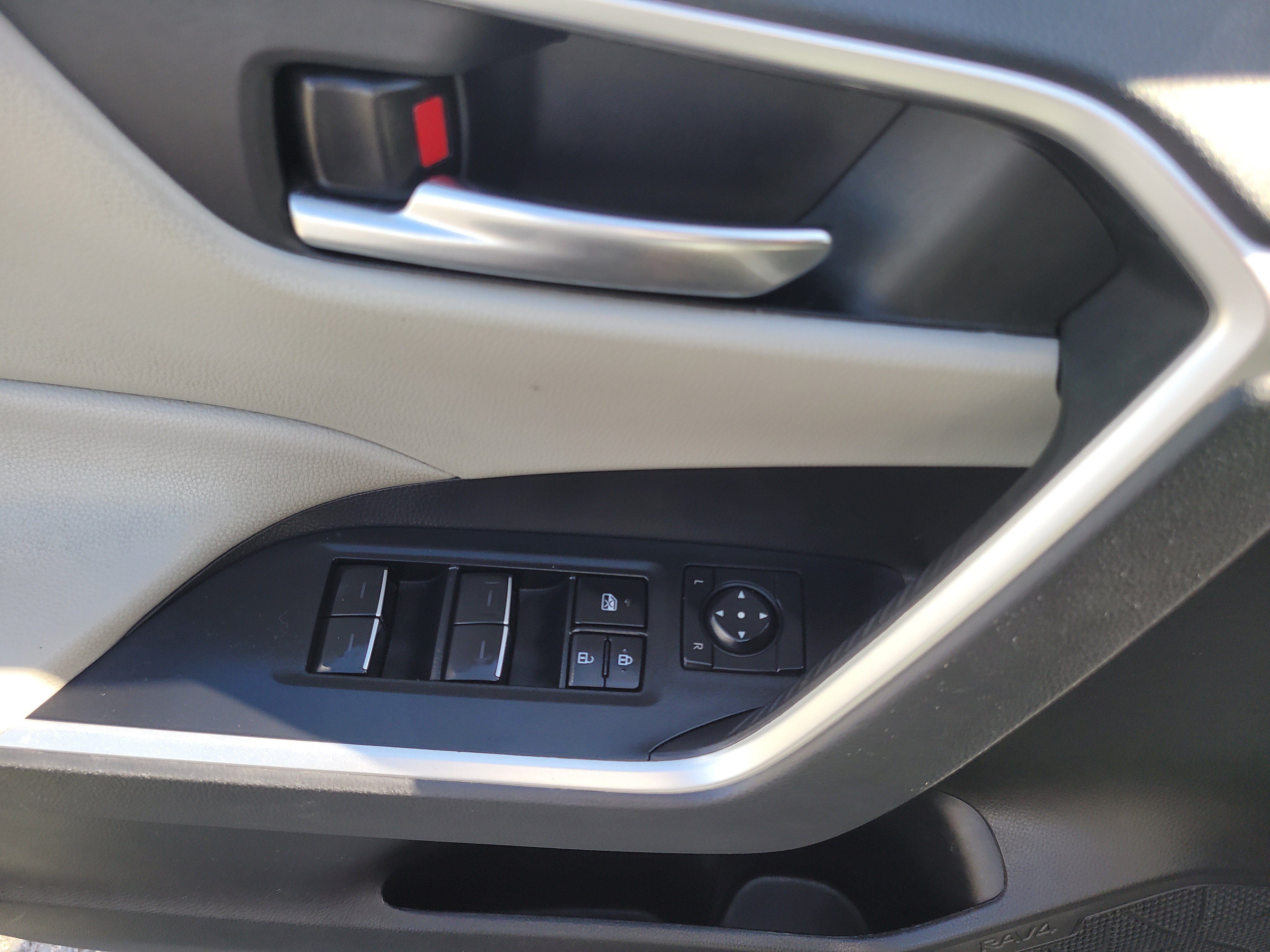 Used 2022 Toyota RAV4 XLE w/ Convenience Package FWD image 18