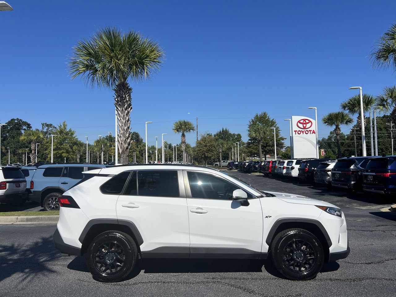 Used 2021 Toyota RAV4 XLE w/ Convenience Package FWD image 11