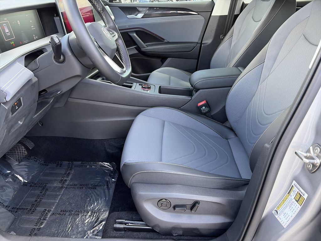 Used 2025 Volkswagen Tiguan SE FWD image 16