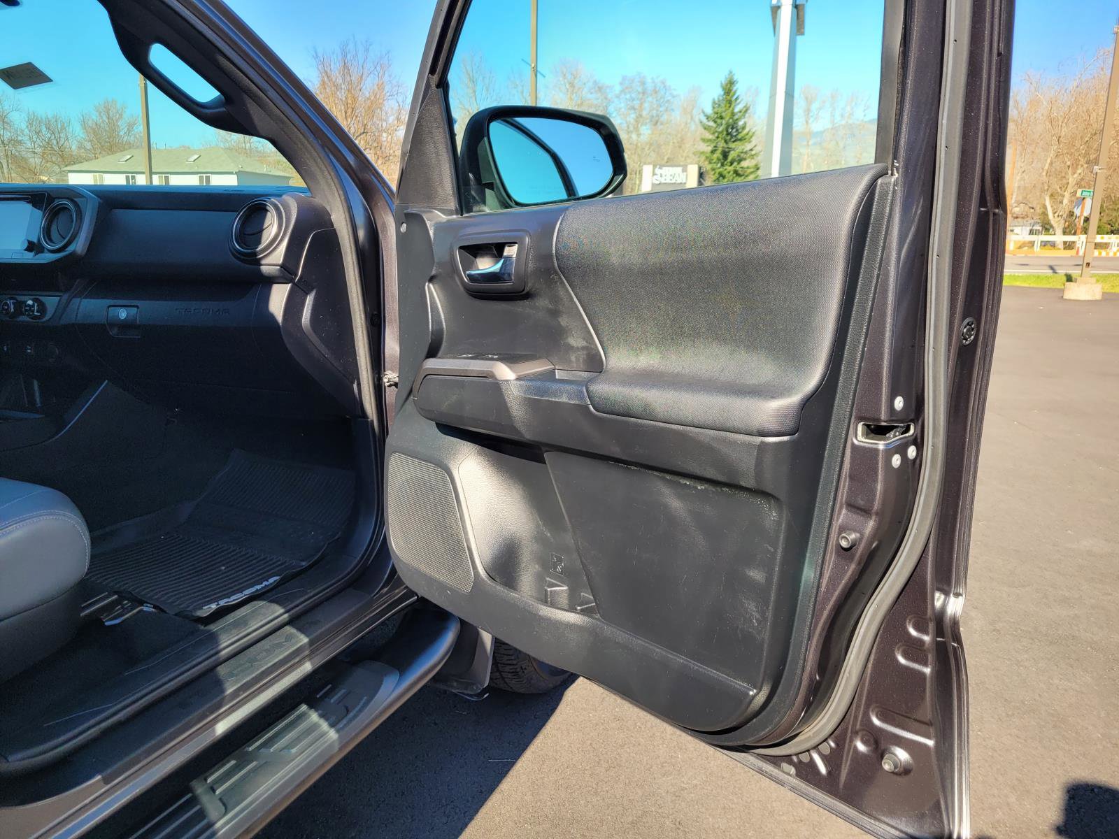 Used 2017 Toyota Tacoma TRD Sport image 22