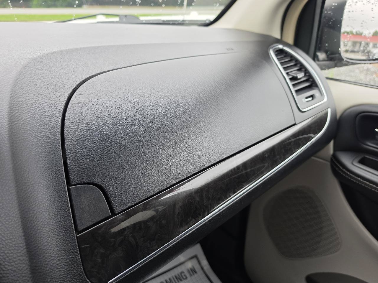 Used 2014 Chrysler Town & Country Touring FWD image 14