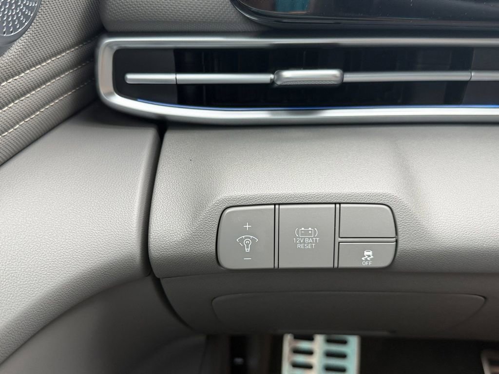 Used 2025 Hyundai Elantra SEL FWD image 21