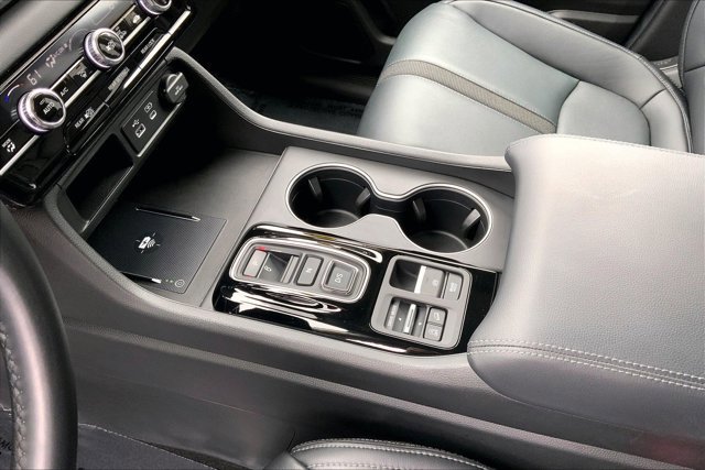 Used 2025 Honda Pilot Touring image 17