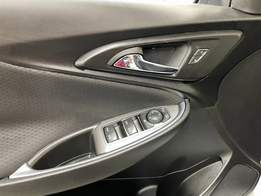 Used 2018 Chevrolet Malibu LT w/ Redline Edition image 22