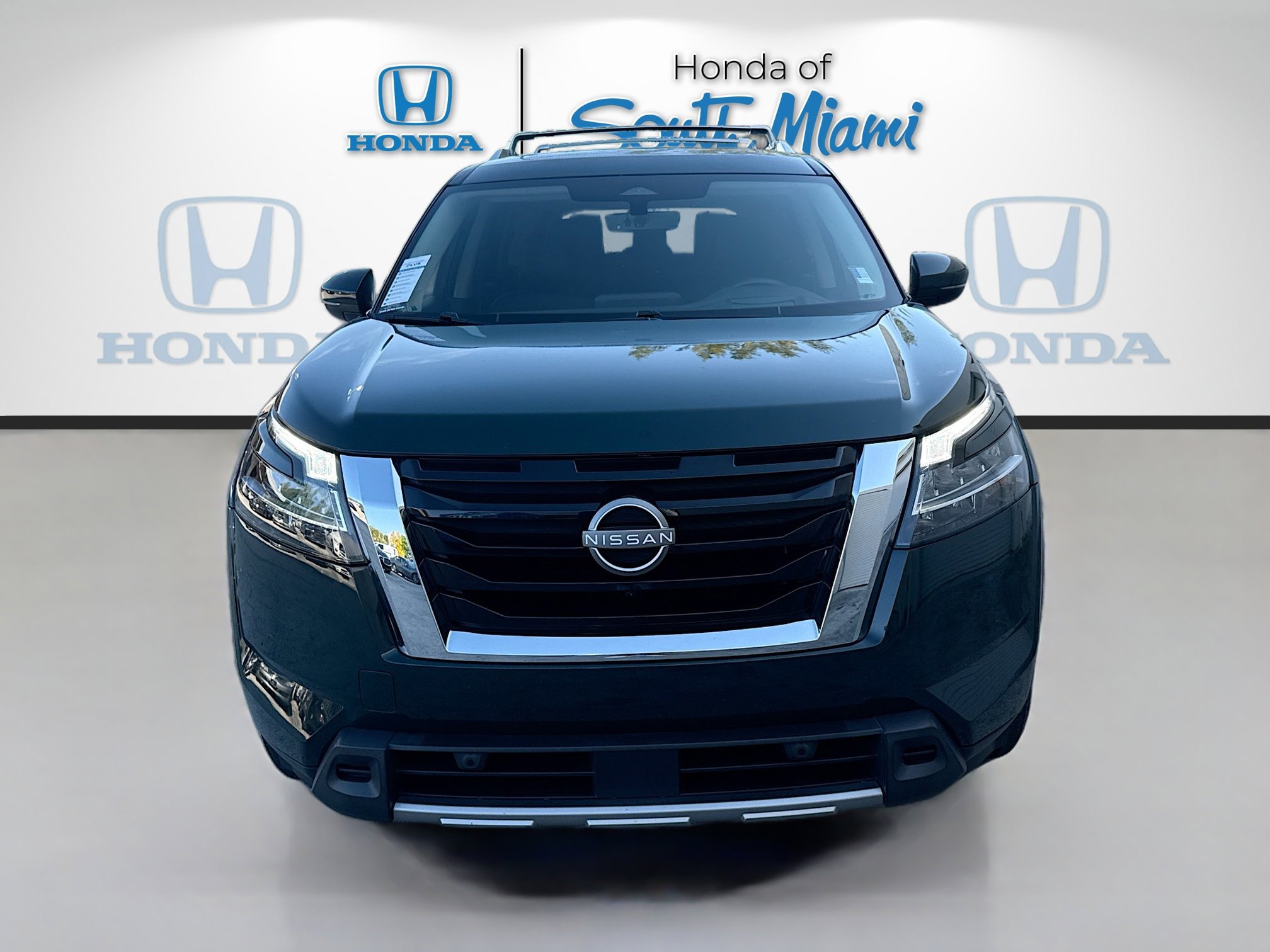 Used 2024 Nissan Pathfinder Platinum w/ Cargo Package AWD/4WD image 2