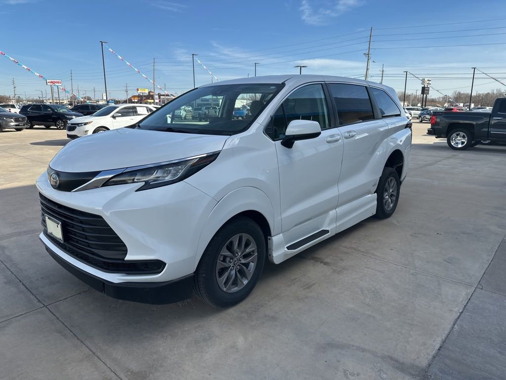 Used 2022 Toyota Sienna LE image 31