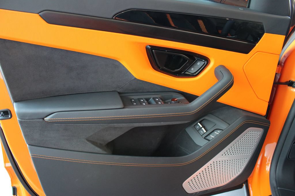 Used 2025 Lamborghini Urus SE AWD/4WD image 15