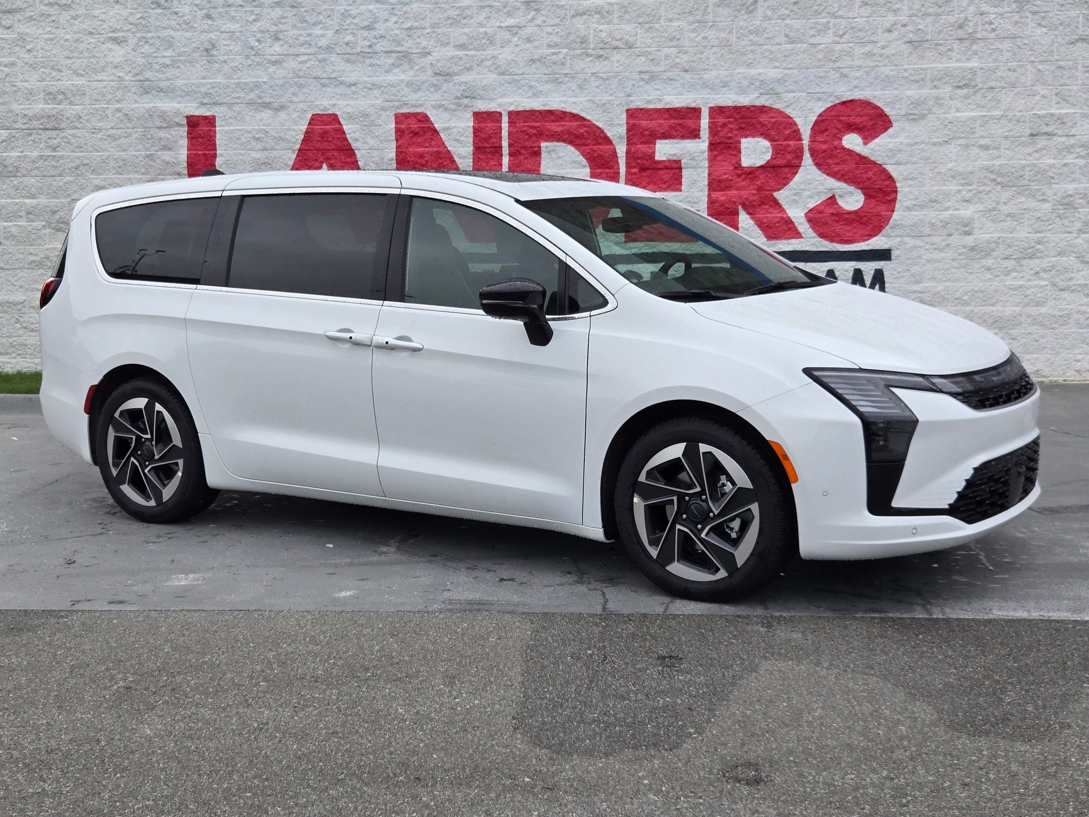New 2027 Chrysler Pacifica Limited w/ Family Tech Group