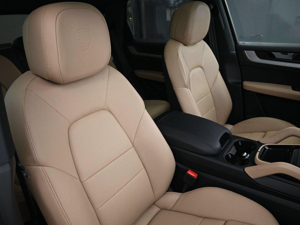 Certified 2025 Porsche Cayenne E-Hybrid w/ Premium Package Plus AWD/4WD image 32