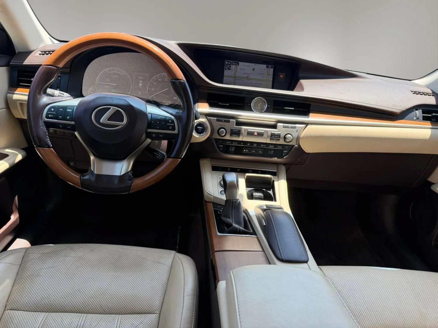 Used 2016 Lexus ES 300h w/ Luxury Package w/Wood Trim FWD image 21