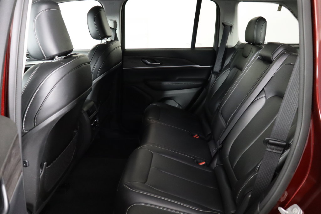 Used 2023 Jeep Grand Cherokee Limited AWD/4WD image 16