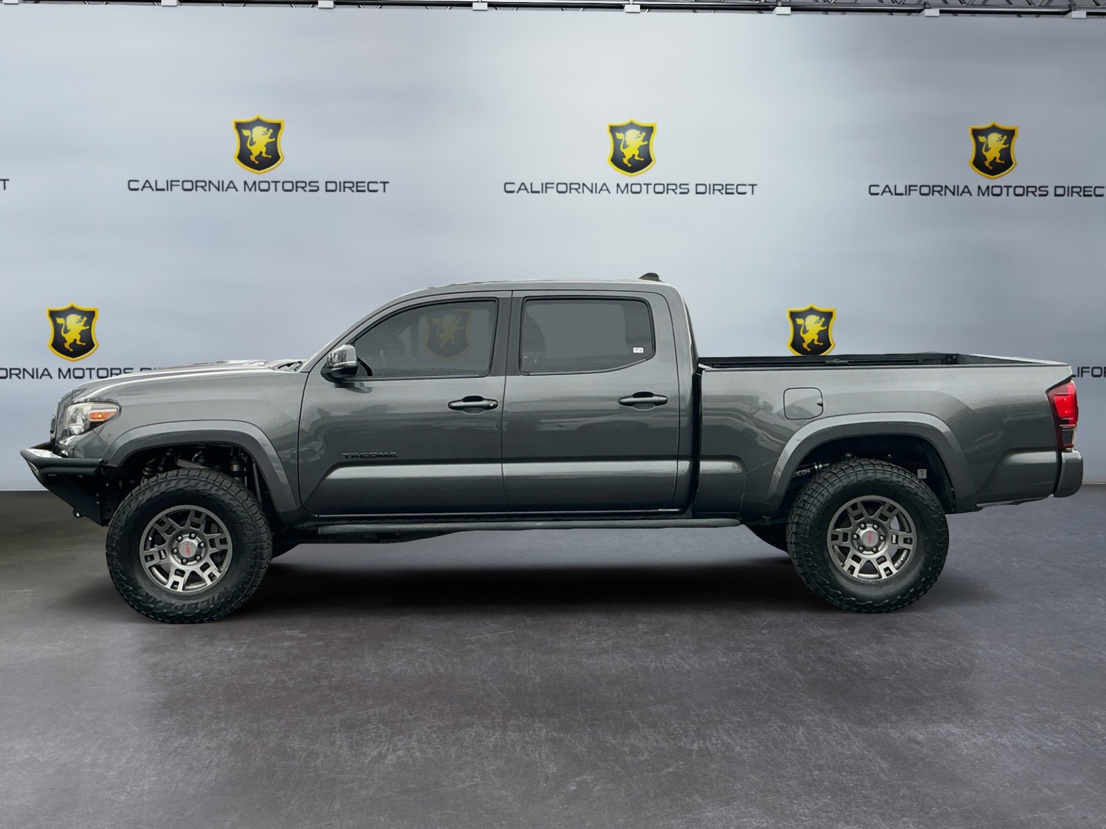 Used 2018 Toyota Tacoma TRD Sport AWD/4WD image 2