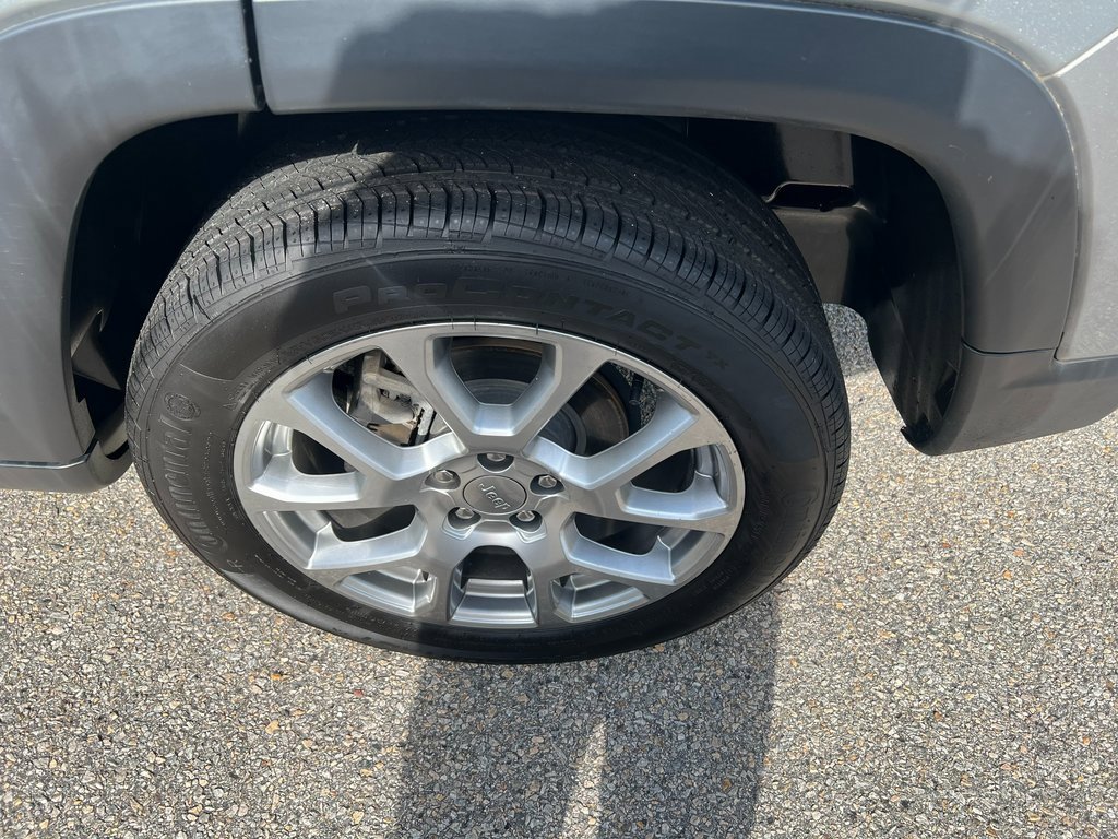 Used 2022 Jeep Compass Latitude image 9