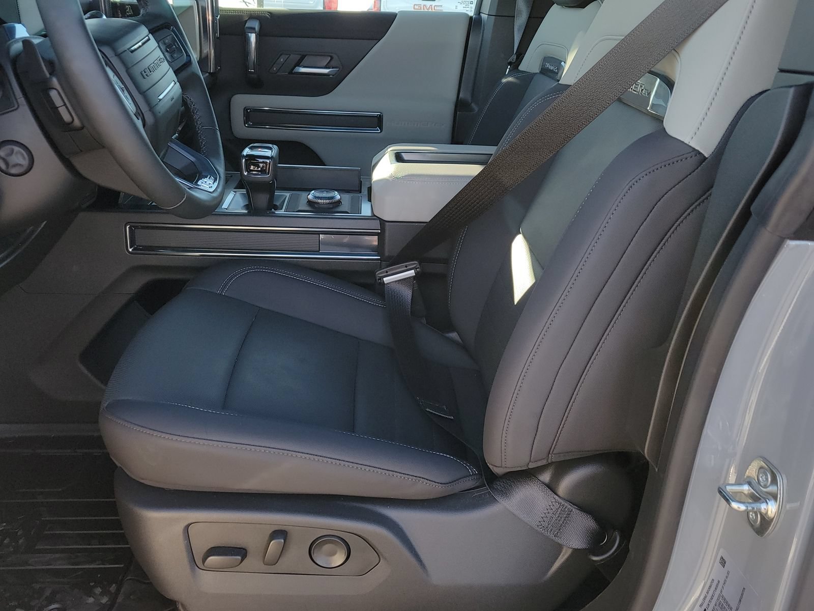 New 2026 GMC Hummer EV SUV w/ LPO, Dark Essentials Package AWD/4WD image 6