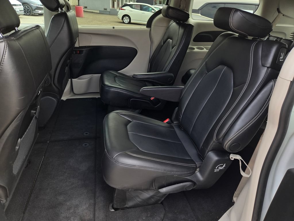 Used 2023 Chrysler Pacifica Touring-L FWD image 13
