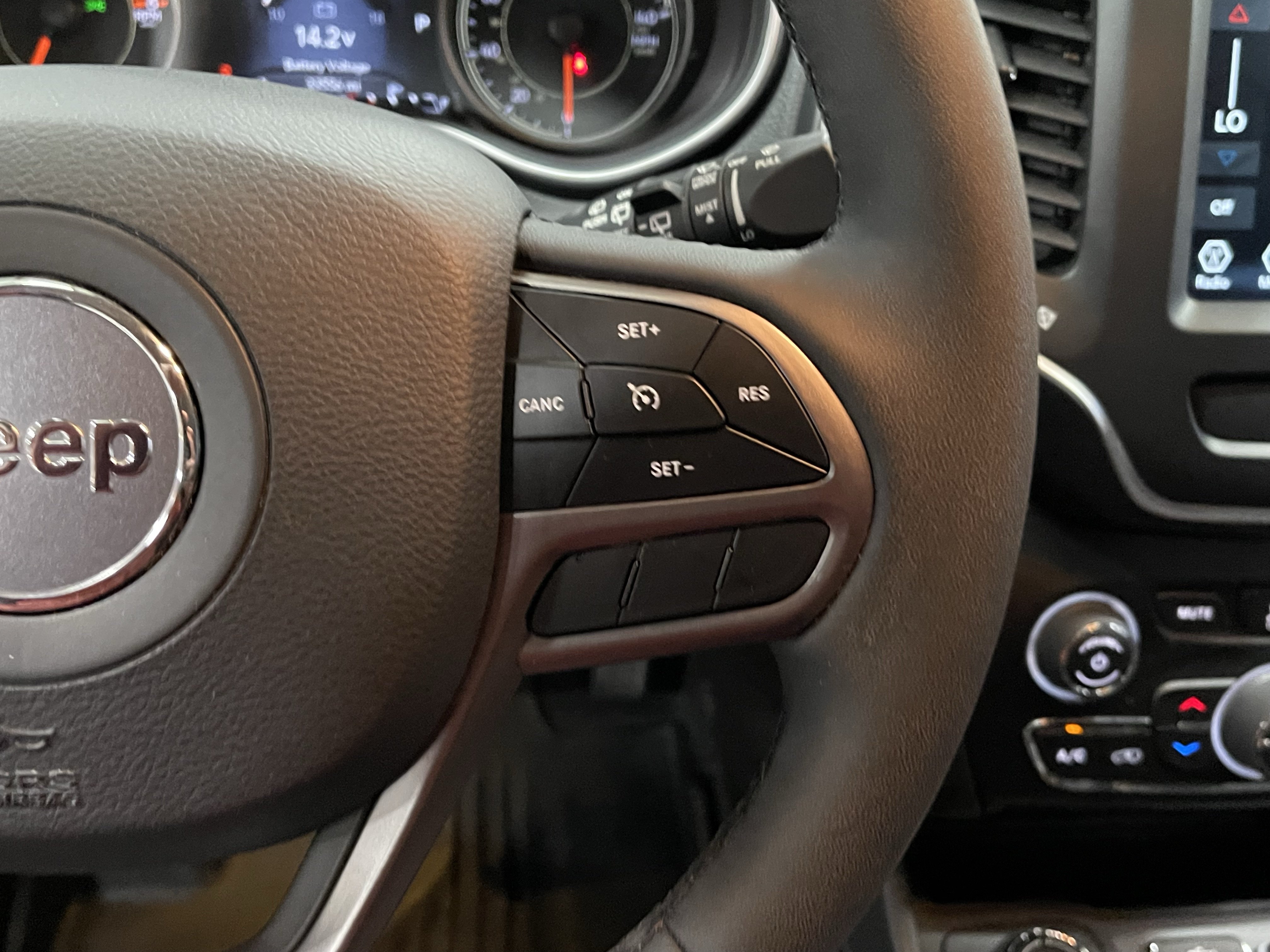 Used 2022 Jeep Cherokee Latitude Lux AWD/4WD image 23