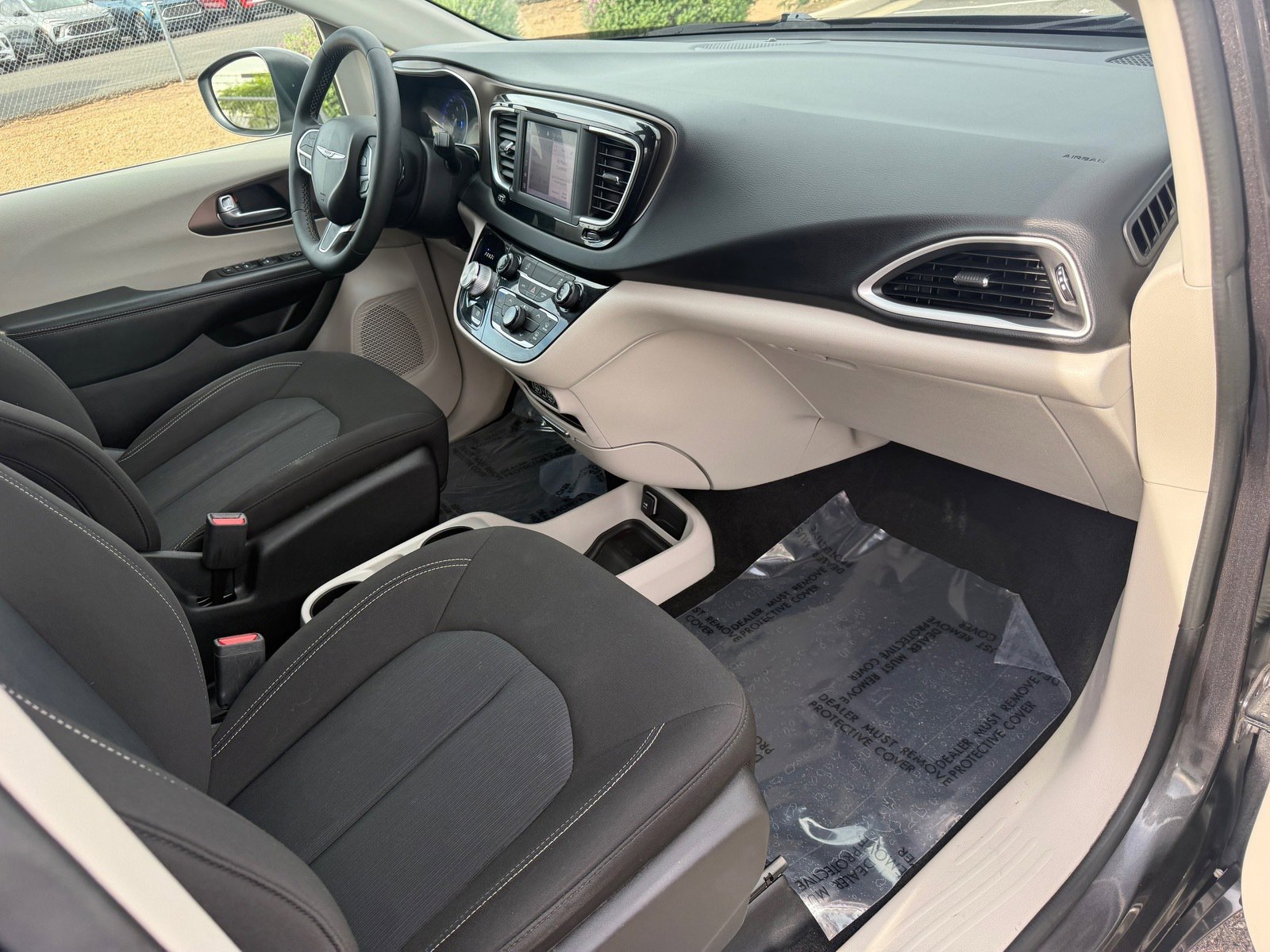 Used 2022 Chrysler Voyager LX image 29