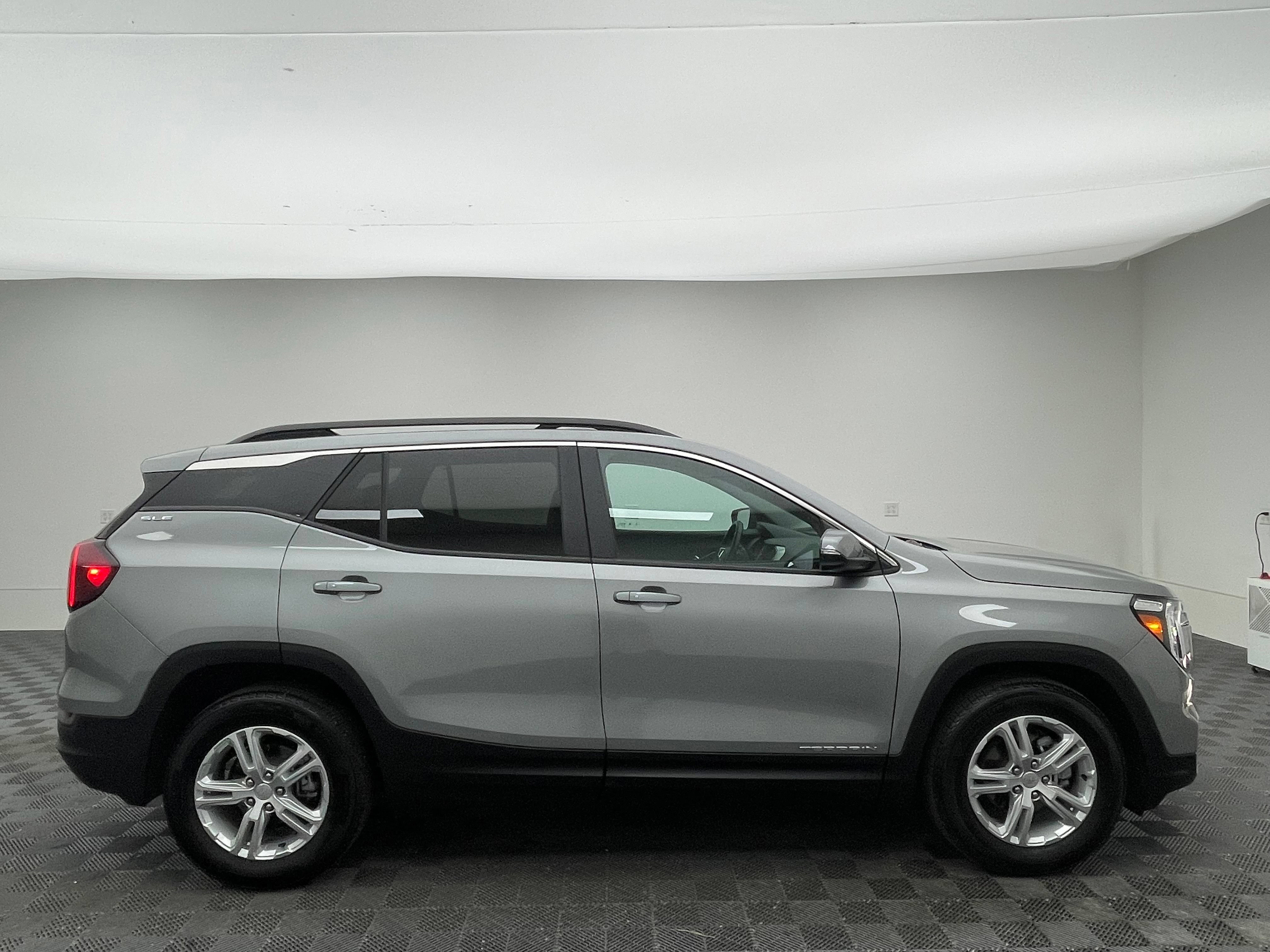 Used 2024 GMC Terrain SLE w/ Driver Convenience Package FWD image 6
