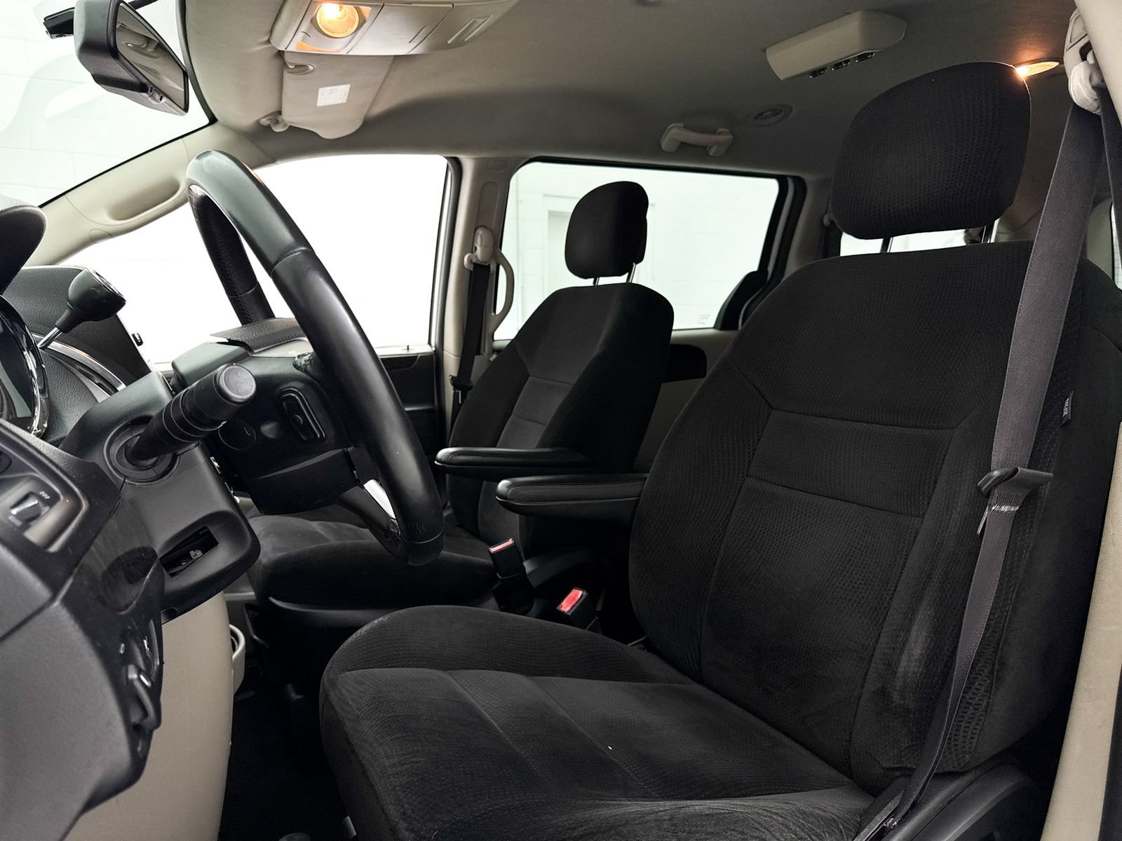 Used 2017 Dodge Grand Caravan SE w/ UConnect Hands-Free Group FWD image 18