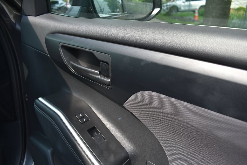 Used 2025 Toyota Highlander LE FWD image 21