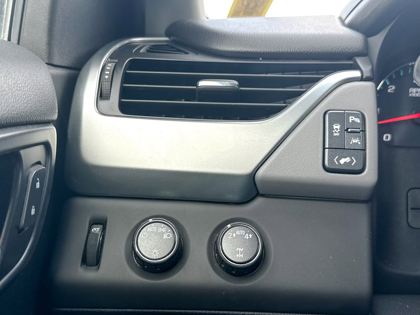 Used 2018 Chevrolet Suburban LT image 41