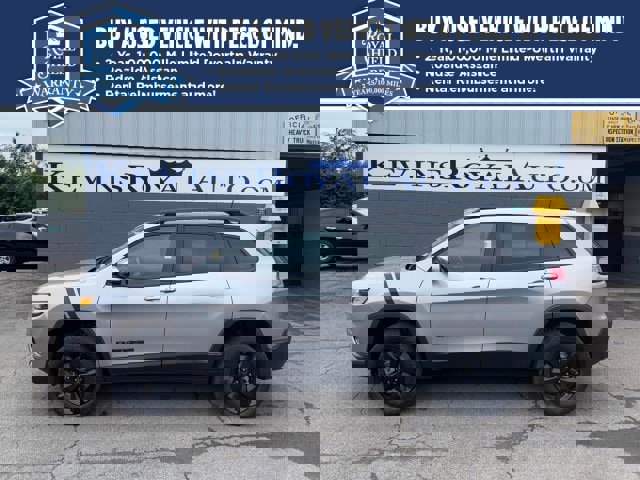 Used 2021 Jeep Cherokee Latitude Plus image 1