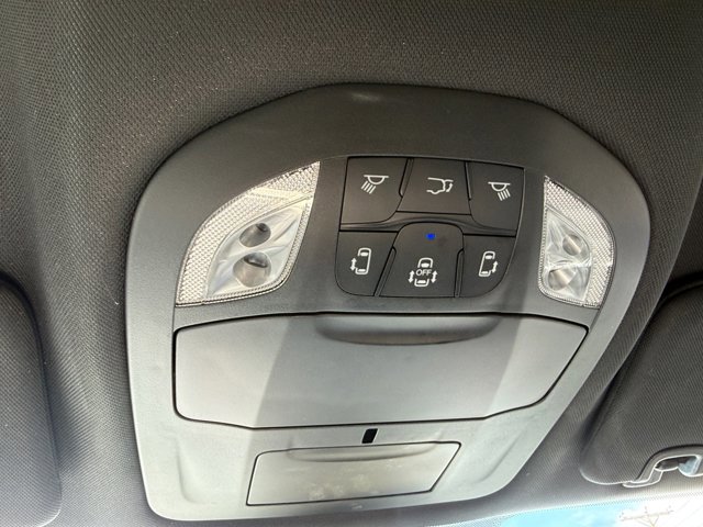 Used 2025 Chrysler Pacifica Select image 24