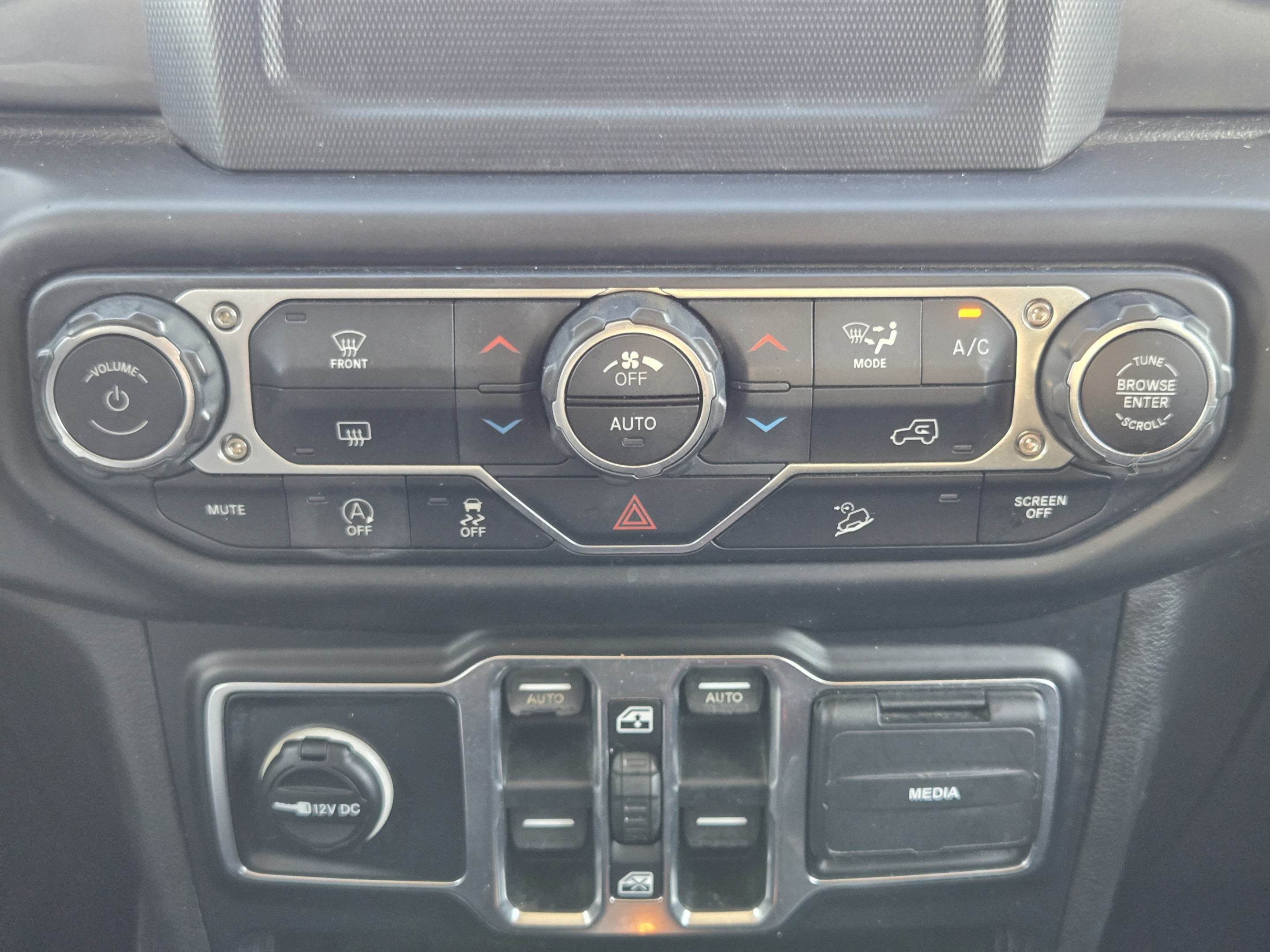 Used 2019 Jeep Wrangler Unlimited Sahara AWD/4WD image 15