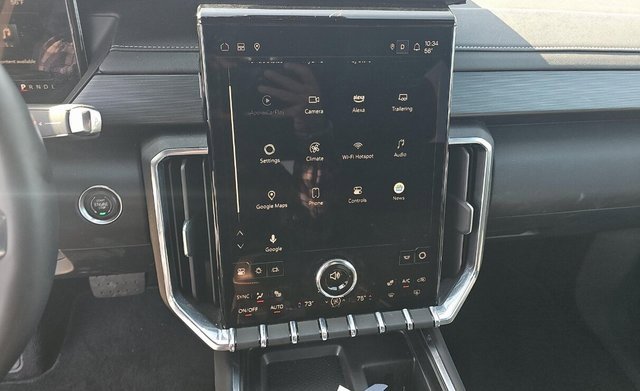 Used 2025 GMC Acadia Elevation image 9